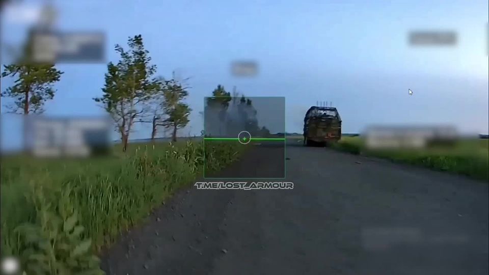 Оптоволоконный FPV-дрон ВС РФ добивает бронеавтомобиль Roshel Senator ВСУ в Харьковской области