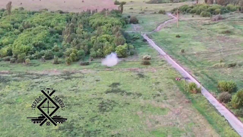 Уничтожение ранее затрофеенного у ВС РФ танка Т-72Б3 ВСУ ударами оптоволоконных FPV-дронов восточнее Купянска