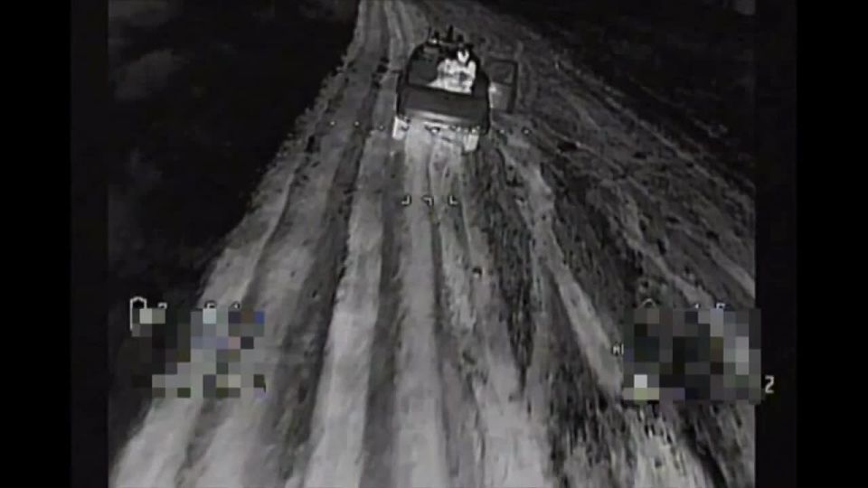 Прилёт ночного FPV-дрона на оптоволокне по пикапу с украинскими военнослужащими на Купянском направлении