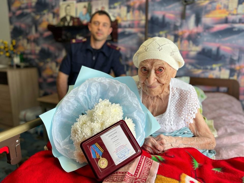 Сотрудники СУ СК России по Республике Алтай вручили ветерану Великой Отечественной войны ведомственную памятную медаль «80 лет Победы в Великой Отечественной войне 1941–1945 гг.» Сотрудники СУ СК России по Республике Алтай вручили ветерану Великой Отечественной войны ведомственную памятную медаль «80 лет Победы в Великой Отечественной войне 1941–1945 гг.»