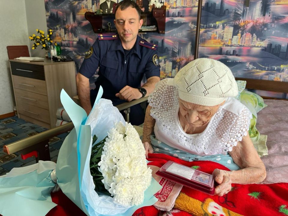 Сотрудники СУ СК России по Республике Алтай вручили ветерану Великой Отечественной войны ведомственную памятную медаль «80 лет Победы в Великой Отечественной войне 1941–1945 гг.» Сотрудники СУ СК России по Республике Алтай вручили ветерану Великой Отечественной войны ведомственную памятную медаль «80 лет Победы в Великой Отечественной войне 1941–1945 гг.»