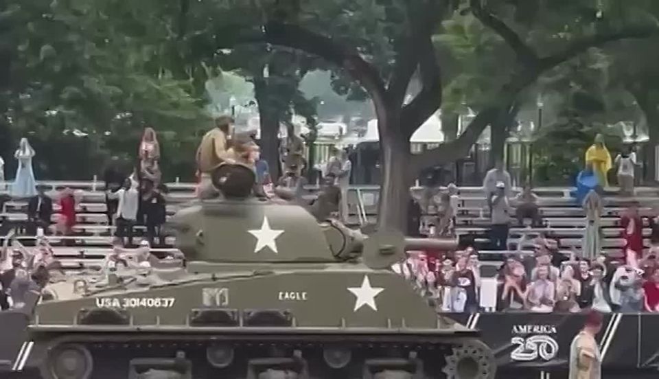 Когда очень хотел парад как у Путина, но вышло что вышло — и ты грустишь на лавочке