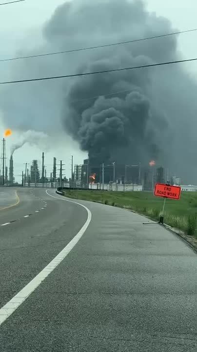 Жителям американского Техас Сити посоветовали оставаться дома и не открывать окна