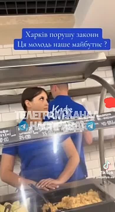 В Харькове невменяемая мадам докопалась до людей которые говорят на русском языке мотивируя это тем что они не исполняют закон "о языке"