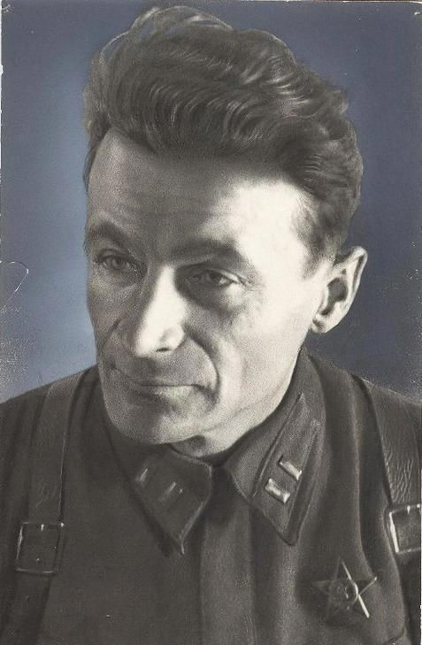 122 года назад родился Михаил Светлов — русский советский поэт и военный корреспондент