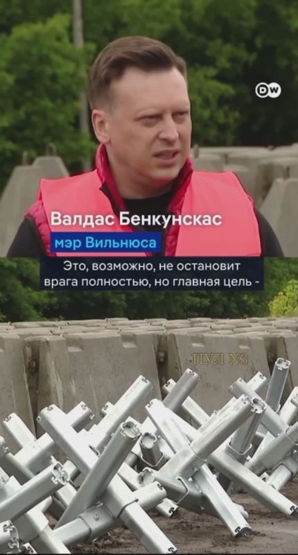 «Литва готовит линию обороны на случай вторжения российских войск. Противотанковые укрепления будут защищать дорогу к литовской границе. Создать оборонительный парк на подступах к Вильнюсу посоветовал в 2022 мэр Харькова»: