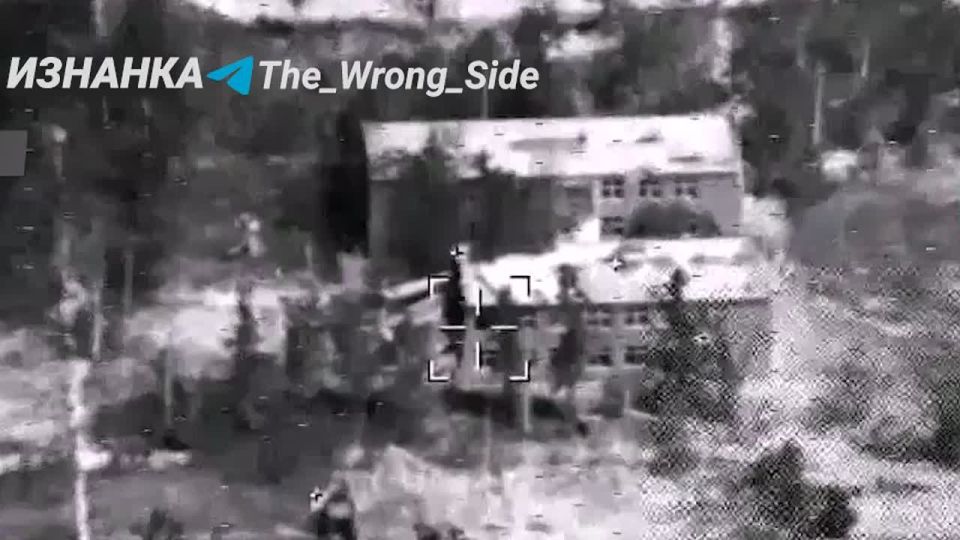 На кадрах ОК поражение пункта управления БпЛА 102 обр ТерО ВСУ управляемой ракетой Х-39 в районе н.п. Малиновка Запорожской области