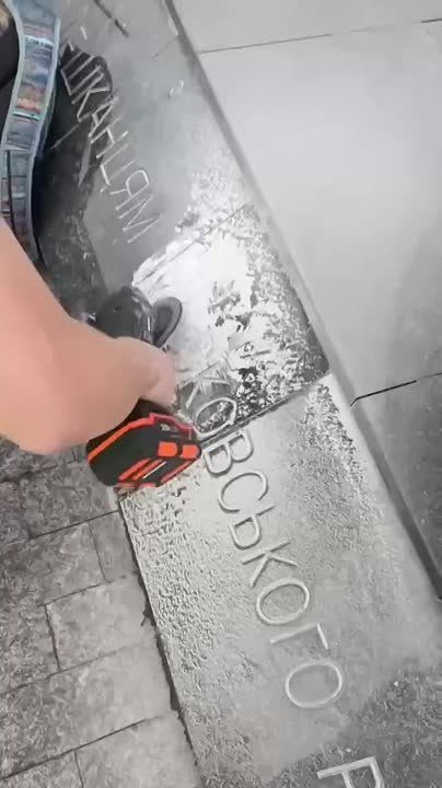 Харьков. Салтовка.. На монументе болгаркой срезают надпись "Московский"