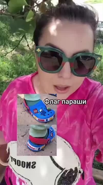 Маразм во всей красе. В Харькове, к женщине пристали к кроксам ребенка не в той расцветке