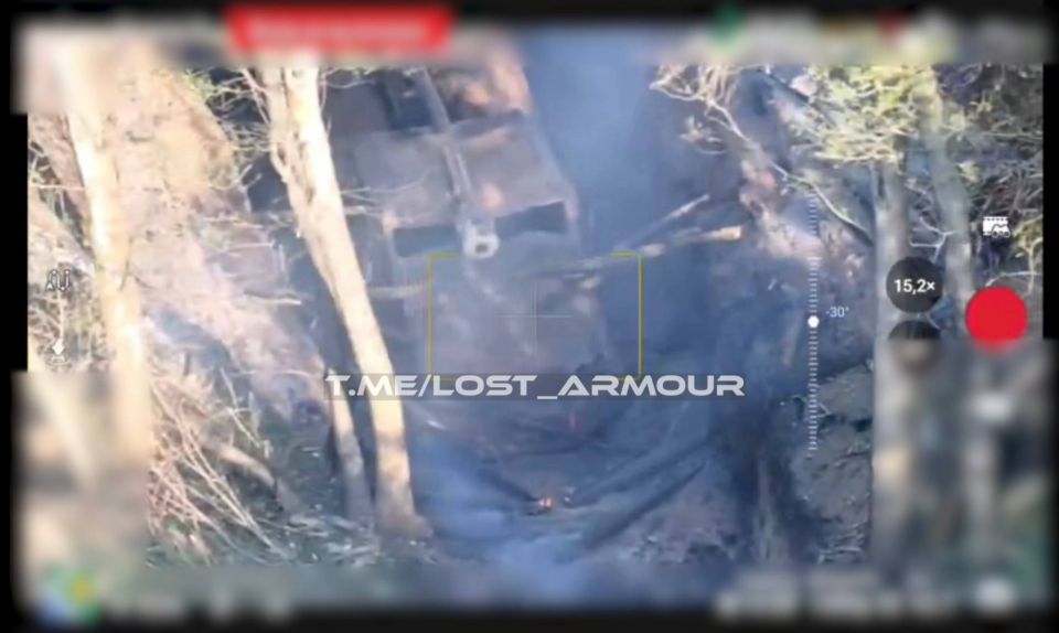 Уничтожение оптоволоконным FPV-дроном колёсной 155-мм САУ «Богдана» на шасси Tatra Phoenix в Харьковской области Уничтожение оптоволоконным FPV-дроном колёсной 155-мм САУ «Богдана» на шасси Tatra Phoenix в Харьковской области