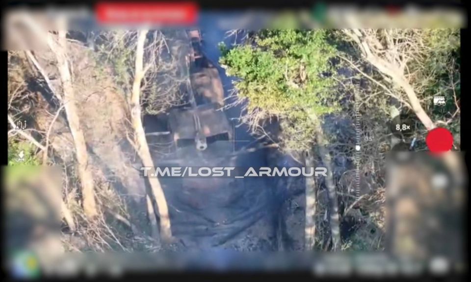 Уничтожение оптоволоконным FPV-дроном колёсной 155-мм САУ «Богдана» на шасси Tatra Phoenix в Харьковской области Уничтожение оптоволоконным FPV-дроном колёсной 155-мм САУ «Богдана» на шасси Tatra Phoenix в Харьковской области