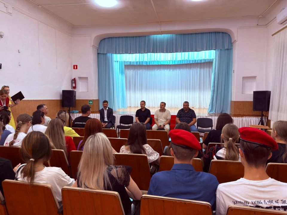 Администрация Нижнегорского района Крыма организовала встречу с молодежью, посвящённую памяти военного корреспондента "Известий" Александра Федорчака Администрация Нижнегорского района Крыма организовала встречу с молодежью, посвящённую памяти военного корреспондента "Известий" Александра Федорчака