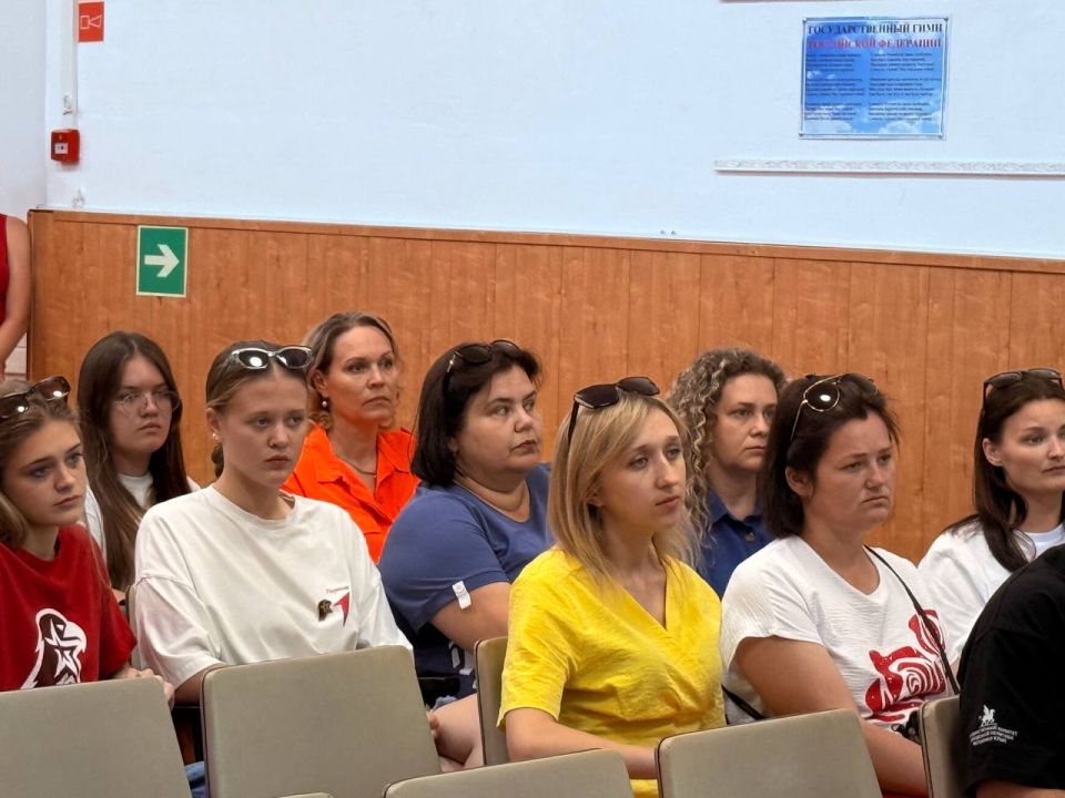 Администрация Нижнегорского района Крыма провела с представителями молодежи встречу, посвященную памяти военного корреспондента "Известий" Александра Федорчака Администрация Нижнегорского района Крыма провела с представителями молодежи встречу, посвященную памяти военного корреспондента "Известий" Александра Федорчака