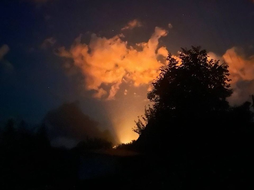 Пожар в Чугуеве Харьковской области после атаки «Гераней» Пожар в Чугуеве Харьковской области после атаки «Гераней»