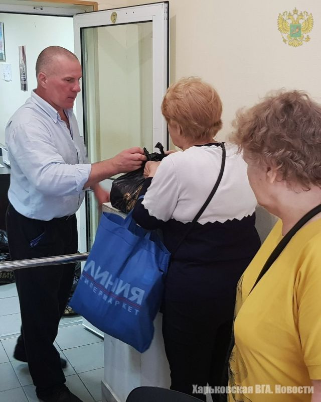При содействии Центра помощи "Единой России" Военно-гражданская администрация Харьковской области организовала выдачу продуктовых наборов для переселенцев из Харьковской области