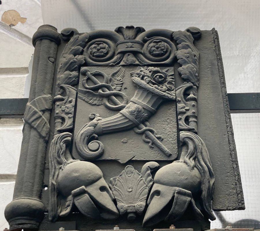 На символе русской воинской славы - Триумфальной арке, которая увековечила подвиг русских воинов, победивших армию Наполеона, есть герб Харькова