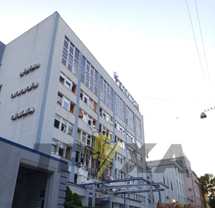 Два майора: Минобороны России:. Сегодня ночью ВС РФ нанесен групповой удар высокоточным оружием большой дальности воздушного базирования и ударными БпЛА по предприятиям ВПК Украины во Львове, Харькове и Луцке, а также... Два майора: Минобороны России:. Сегодня ночью ВС РФ нанесен групповой удар высокоточным оружием большой дальности воздушного базирования и ударными БпЛА по предприятиям ВПК Украины во Львове, Харькове и Луцке, а также...