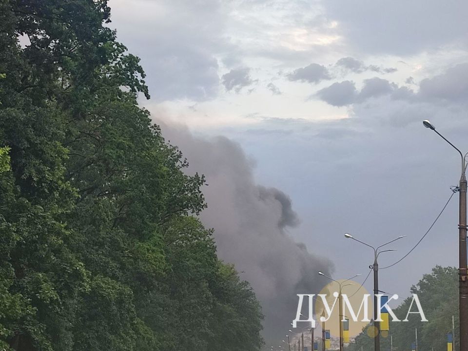 Сильный пожар в Харькове после прилётов БпЛА "Герань-2" Сильный пожар в Харькове после прилётов БпЛА "Герань-2"