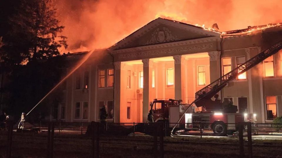 Ночью в Харькове удары наносились по цехам и административному зданию Машиностроительного завода ФЭД Ночью в Харькове удары наносились по цехам и административному зданию Машиностроительного завода ФЭД