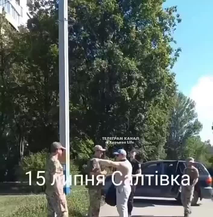 «Мовный» активист в Харькове наехал на ТЦК из-за русского языка