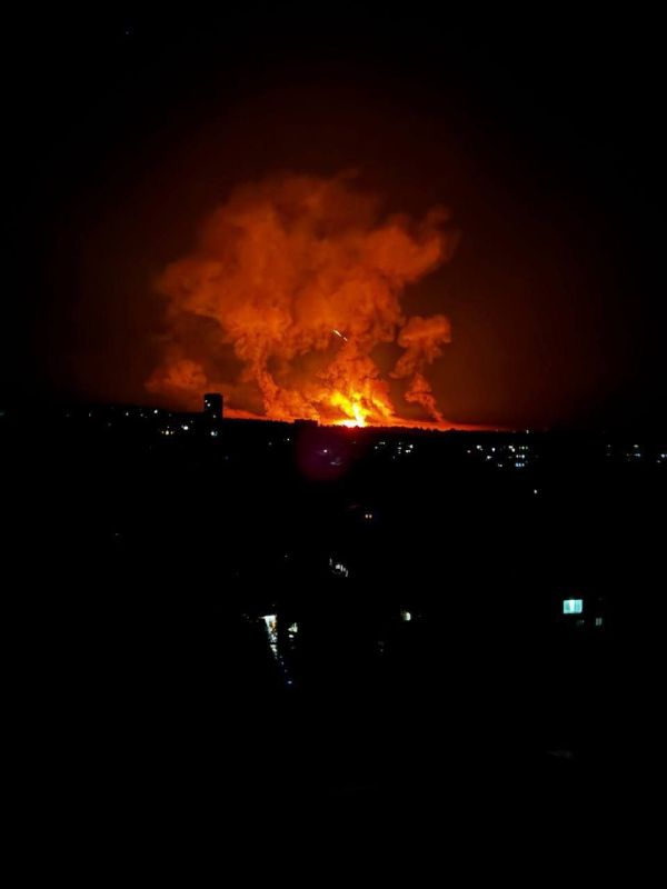 Два майора: Пока престарелые пендосы угрожают и России ударами, аналогичными бомбардировками Ирана, и пытаются заставить заплатить за американские ЗРК "Пэтриот" оболваненную Европу, наши "Герани" ночью перемалывали... Два майора: Пока престарелые пендосы угрожают и России ударами, аналогичными бомбардировками Ирана, и пытаются заставить заплатить за американские ЗРК "Пэтриот" оболваненную Европу, наши "Герани" ночью перемалывали...