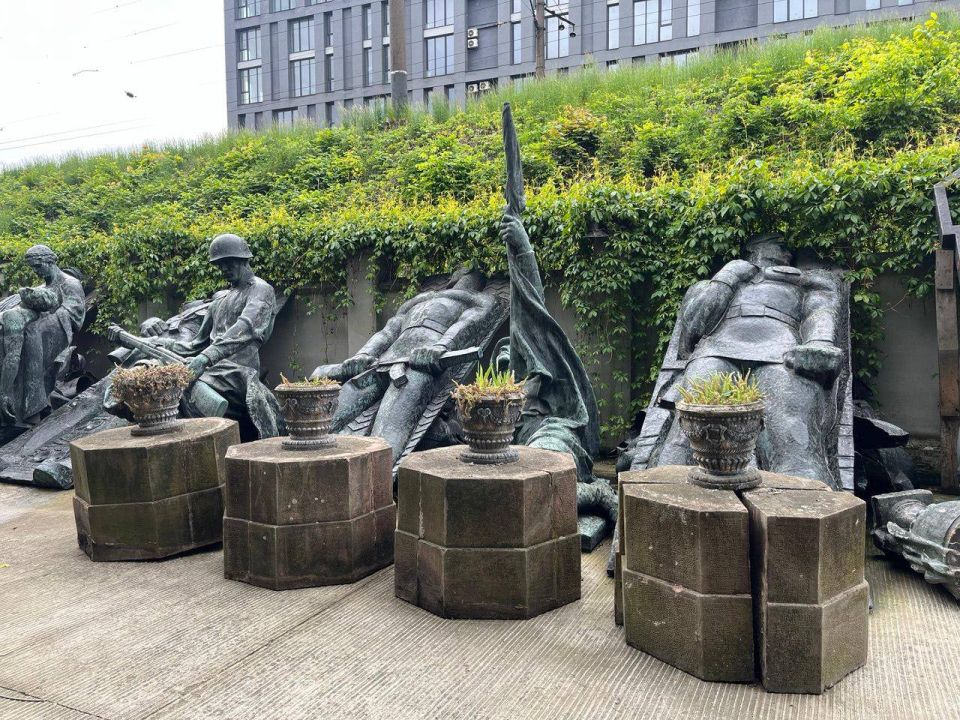 Мэр Львова раскопал могилы советских воинов-победителей нацизма и предложил России обменять их на украинских пленных Мэр Львова раскопал могилы советских воинов-победителей нацизма и предложил России обменять их на украинских пленных