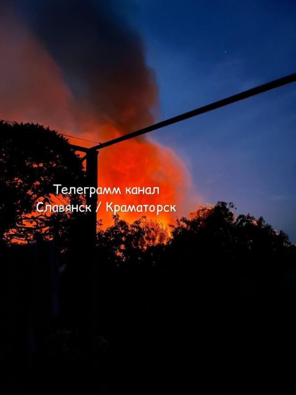 Кадры ночной атаки ударных БПЛА «Герань» по вражеским объектам во временно оккупированном Славянске публикуют местные Telegram-каналы Кадры ночной атаки ударных БПЛА «Герань» по вражеским объектам во временно оккупированном Славянске публикуют местные Telegram-каналы