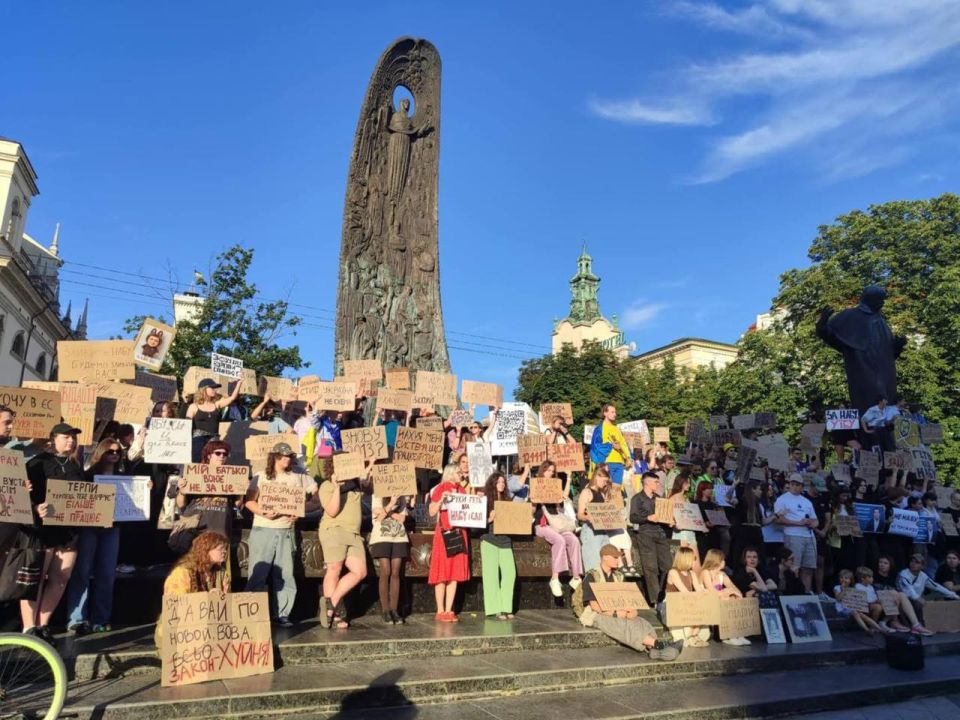 На Украине набирают силу «протесты» из-за преследования Зеленским антикоррупционных служб На Украине набирают силу «протесты» из-за преследования Зеленским антикоррупционных служб