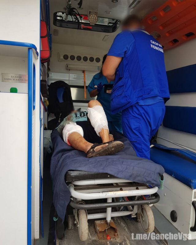 В результате дистанционного минирования одной из автодорог Харьковской области, осуществленного украинскими вооруженными формированиями с применением БПЛА, трое гражданских лиц (двое мужчин и женщина) получили ранения... В результате дистанционного минирования одной из автодорог Харьковской области, осуществленного украинскими вооруженными формированиями с применением БПЛА, трое гражданских лиц (двое мужчин и женщина) получили ранения...