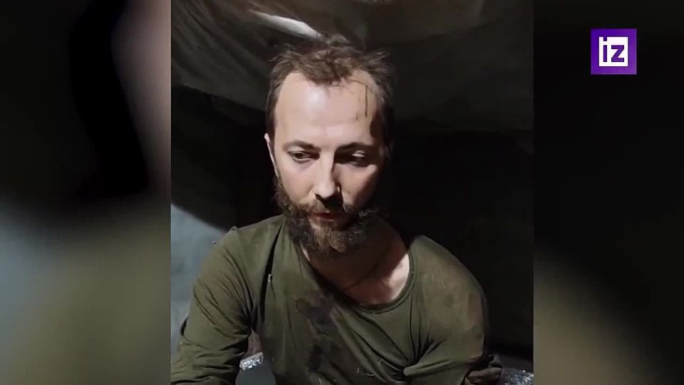 Российские военные 8 км несли на носилках офицера ВСУ с ранением