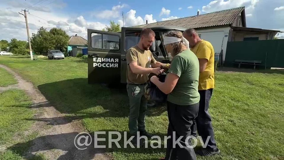 Волонтёры Центра помощи “Единой России” передали гуманитарную помощь семьям беженцев в Волоконовском и Вейделевском районах