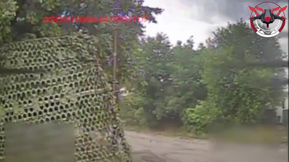 Уничтожение украинского припрятанного пикапа в Купянске ФПВ дроном