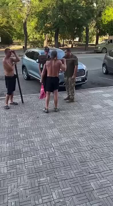 Против лома нет приема: ТЦКшник смиренно выслушал, все что о нем думают