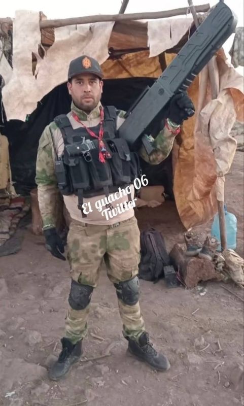 В июне Национальный разведывательный центр (CNI) Мексики передал СБУ конфиденциальную записку о присутствии в Интернациональном легионе ГУР мексиканских добровольцев, приехавших на Украину с целью обучения применению... В июне Национальный разведывательный центр (CNI) Мексики передал СБУ конфиденциальную записку о присутствии в Интернациональном легионе ГУР мексиканских добровольцев, приехавших на Украину с целью обучения применению...