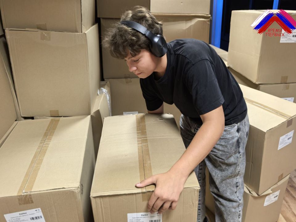 Участники молодежного движения Харьковской области «Время Первых» оказали помощь в сортировке гуманитарного груза Центру помощи «Единой России»