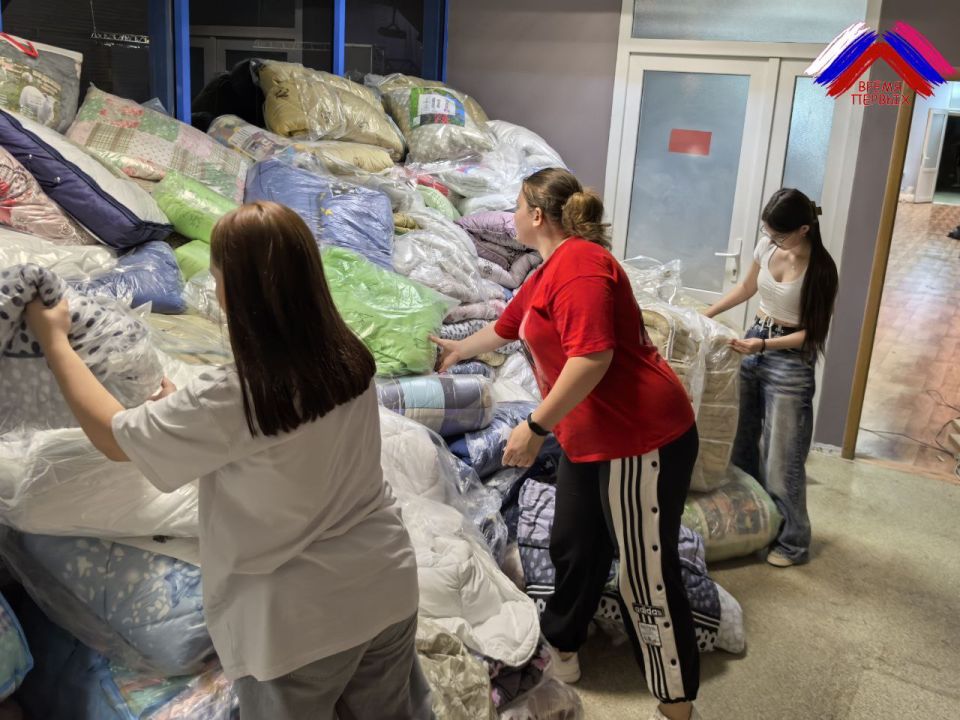 Участники молодежного движения Харьковской области «Время Первых» оказали помощь в сортировке гуманитарного груза Центру помощи «Единой России» Участники молодежного движения Харьковской области «Время Первых» оказали помощь в сортировке гуманитарного груза Центру помощи «Единой России»