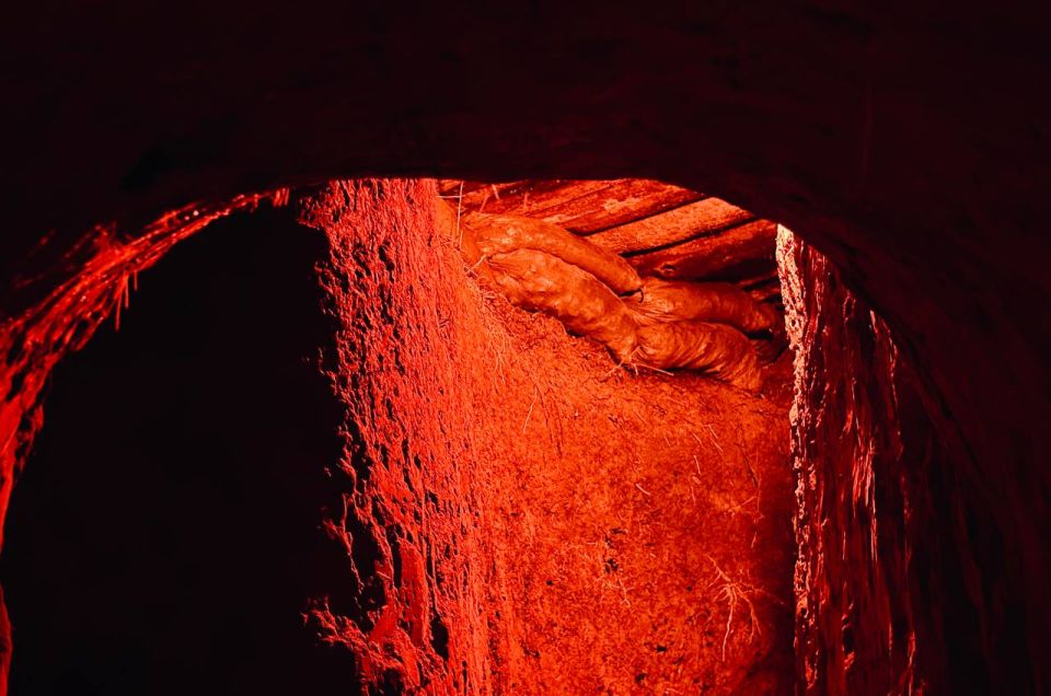 Игорь Гомольский: Что остается за кадром?. По большей части, конечно, за кадром остаются килотонны черного юмора, жесть, которая гражданскому человеку попросту ни к чему, а также забавные ситуации, которые не вписываются в...