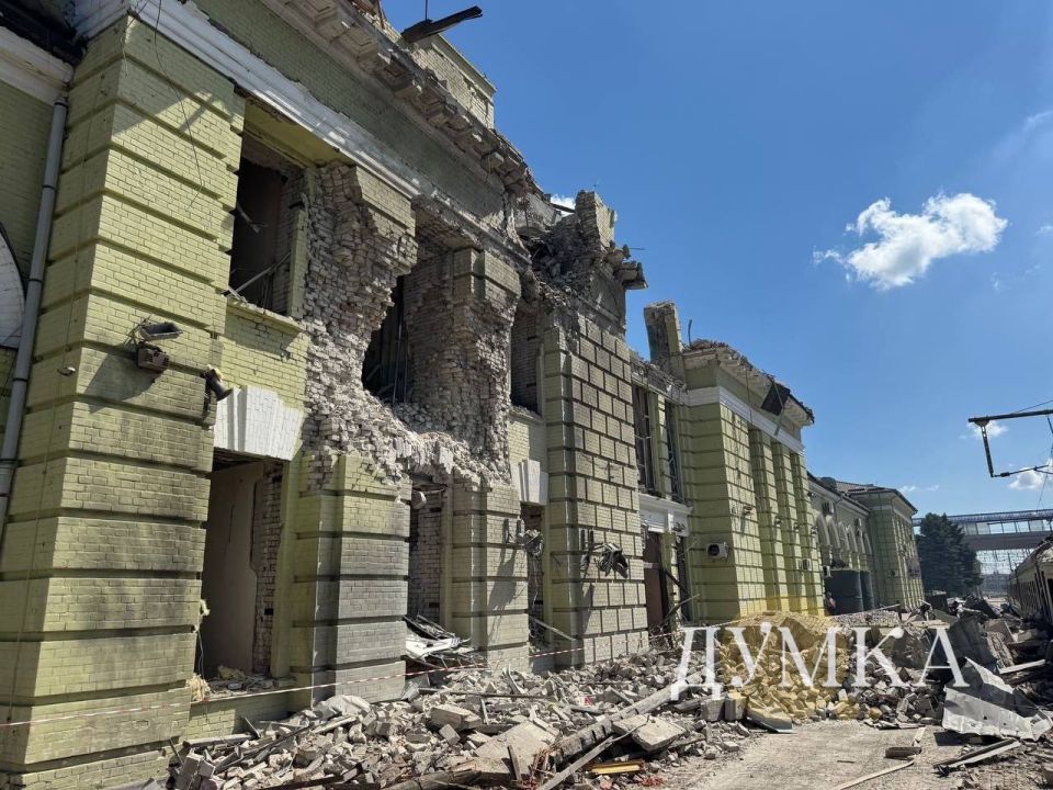 Дроны-камикадзе «Герань-2» ночью нанесли удар по железнодорожной станции в Лозовой Харьковской области Дроны-камикадзе «Герань-2» ночью нанесли удар по железнодорожной станции в Лозовой Харьковской области