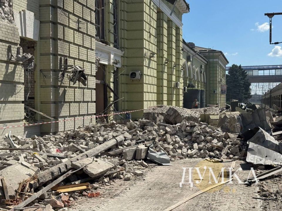 Дроны-камикадзе «Герань-2» ночью нанесли удар по железнодорожной станции в Лозовой Харьковской области Дроны-камикадзе «Герань-2» ночью нанесли удар по железнодорожной станции в Лозовой Харьковской области