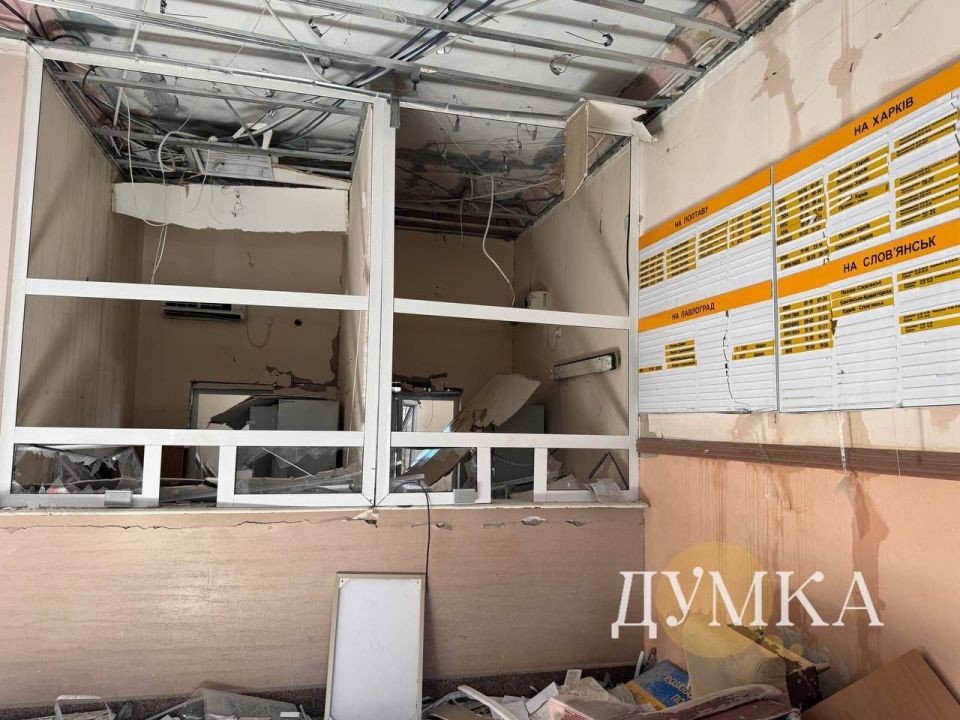 Дроны-камикадзе «Герань-2» ночью нанесли удар по железнодорожной станции в Лозовой Харьковской области Дроны-камикадзе «Герань-2» ночью нанесли удар по железнодорожной станции в Лозовой Харьковской области