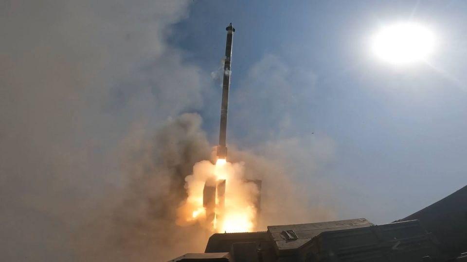 Кадры боевой работы расчёта РСЗО 9К515 «Торнадо-С» 79-й реактивной артиллерийской бригады группировки войск «Запад» на Харьковском направлении Кадры боевой работы расчёта РСЗО 9К515 «Торнадо-С» 79-й реактивной артиллерийской бригады группировки войск «Запад» на Харьковском направлении