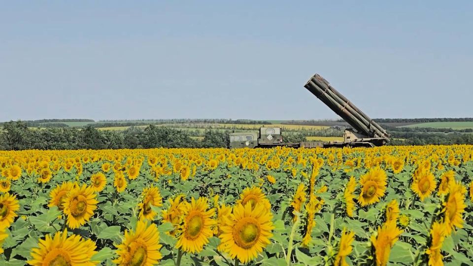 Кадры боевой работы расчёта РСЗО 9К515 «Торнадо-С» 79-й реактивной артиллерийской бригады группировки войск «Запад» на Харьковском направлении Кадры боевой работы расчёта РСЗО 9К515 «Торнадо-С» 79-й реактивной артиллерийской бригады группировки войск «Запад» на Харьковском направлении