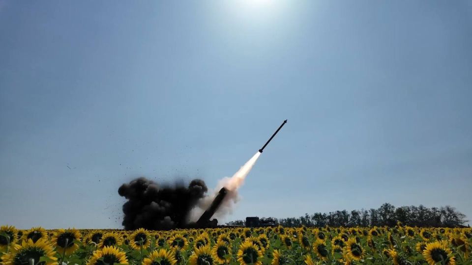 Кадры боевой работы расчёта РСЗО 9К515 «Торнадо-С» 79-й реактивной артиллерийской бригады группировки войск «Запад» на Харьковском направлении Кадры боевой работы расчёта РСЗО 9К515 «Торнадо-С» 79-й реактивной артиллерийской бригады группировки войск «Запад» на Харьковском направлении