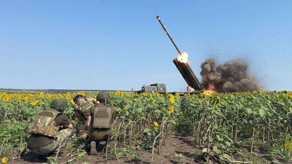 Кадры боевой работы расчёта РСЗО 9К515 «Торнадо-С» 79-й реактивной артиллерийской бригады группировки войск «Запад» на Харьковском направлении Кадры боевой работы расчёта РСЗО 9К515 «Торнадо-С» 79-й реактивной артиллерийской бригады группировки войск «Запад» на Харьковском направлении