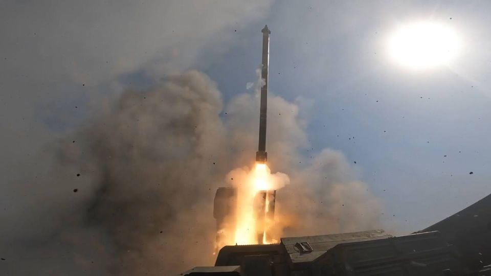 Кадры боевой работы расчёта РСЗО 9К515 «Торнадо-С» 79-й реактивной артиллерийской бригады группировки войск «Запад» на Харьковском направлении Кадры боевой работы расчёта РСЗО 9К515 «Торнадо-С» 79-й реактивной артиллерийской бригады группировки войск «Запад» на Харьковском направлении