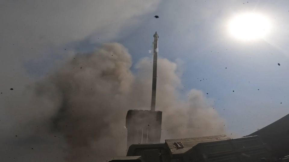 Кадры боевой работы расчёта РСЗО 9К515 «Торнадо-С» 79-й реактивной артиллерийской бригады группировки войск «Запад» на Харьковском направлении Кадры боевой работы расчёта РСЗО 9К515 «Торнадо-С» 79-й реактивной артиллерийской бригады группировки войск «Запад» на Харьковском направлении