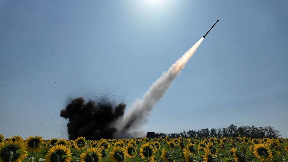 Кадры боевой работы расчёта РСЗО 9К515 «Торнадо-С» 79-й реактивной артиллерийской бригады группировки войск «Запад» на Харьковском направлении Кадры боевой работы расчёта РСЗО 9К515 «Торнадо-С» 79-й реактивной артиллерийской бригады группировки войск «Запад» на Харьковском направлении