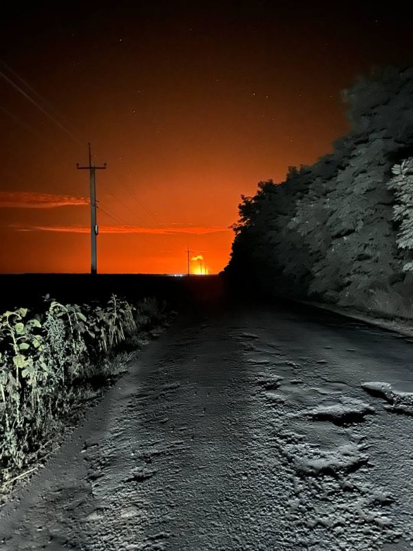 Вот такое зарево в Кегичевском районе Харьковской области после очередного прилета