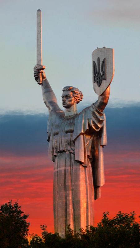 Украина тоже отмечает День государственного флага Российской Федерации!