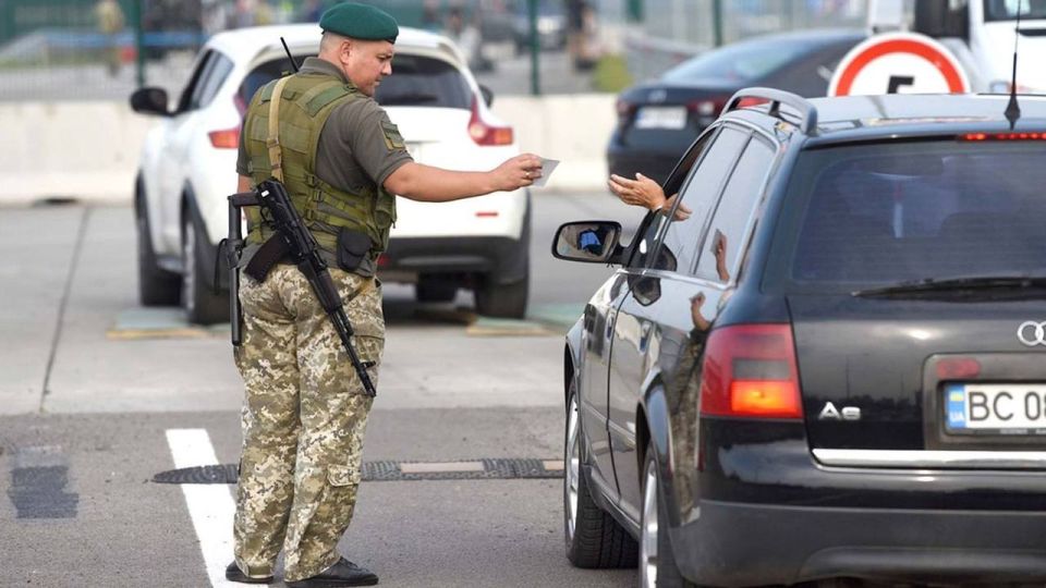 Волонтёры из Чехии жалуются: на польско-украинской границе их машины подвергают жёстким проверкам, не пропускают даже каски и бронежилеты «гражданского» типа